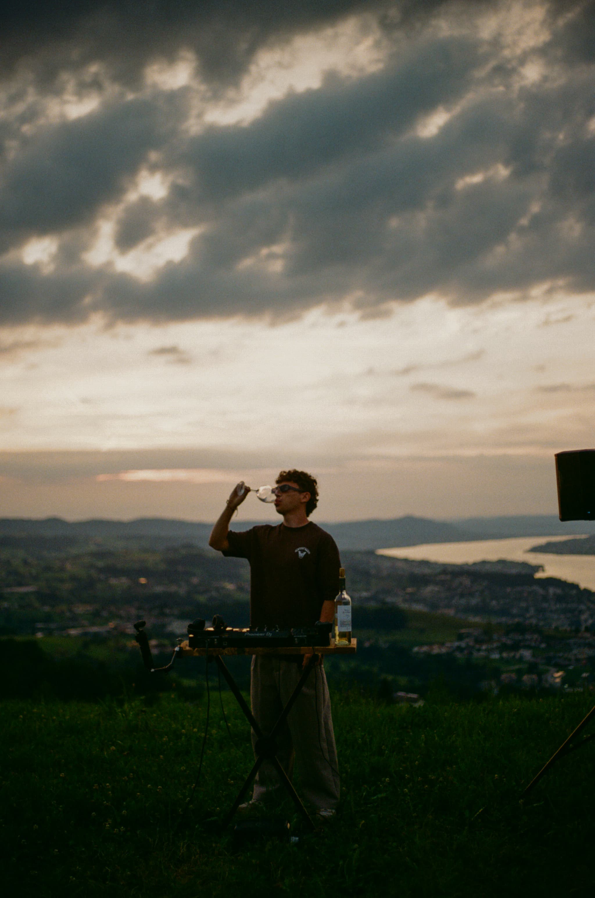 Manaawa performing a live set in nature